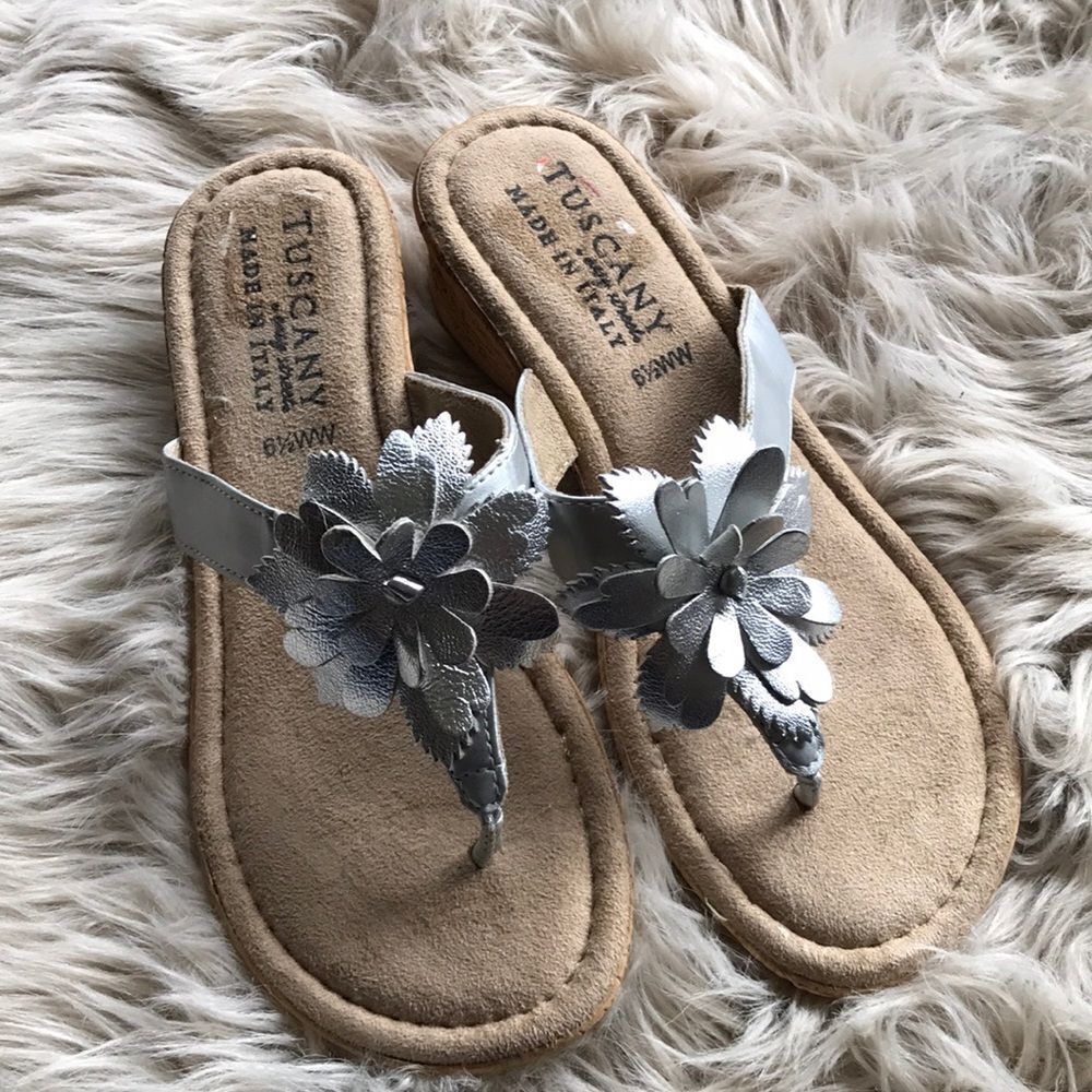Tuscany Thong Sandals shoes  heels 6.5 wide Silver Appliqué GORGEOUS!